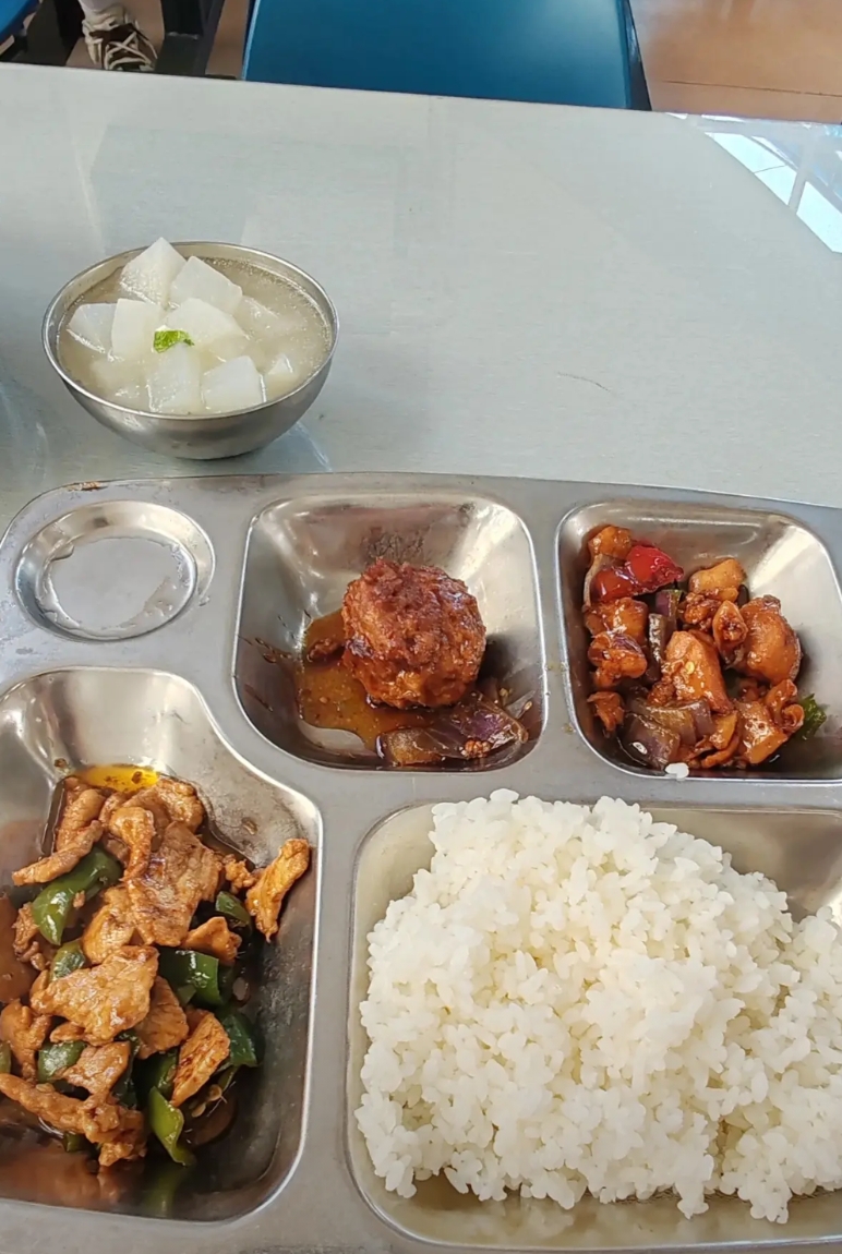 前几天昆明理工大学莲花校区考试期间，中午在学校第一食堂吃了一顿学生餐，虽说买的是