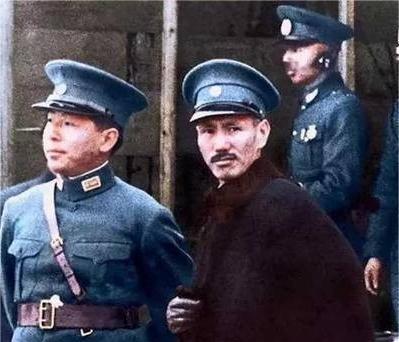 1936年12月26日，在飞往南京的一架波音飞机上，飞行员雷纳德暗示张学良，他可