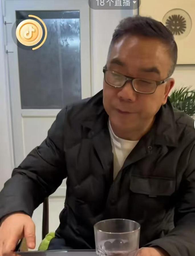 杨议的账号昨晚终于恢复直播，但他并没有出现！
只有两个助理在直播，杨议本人缺席。