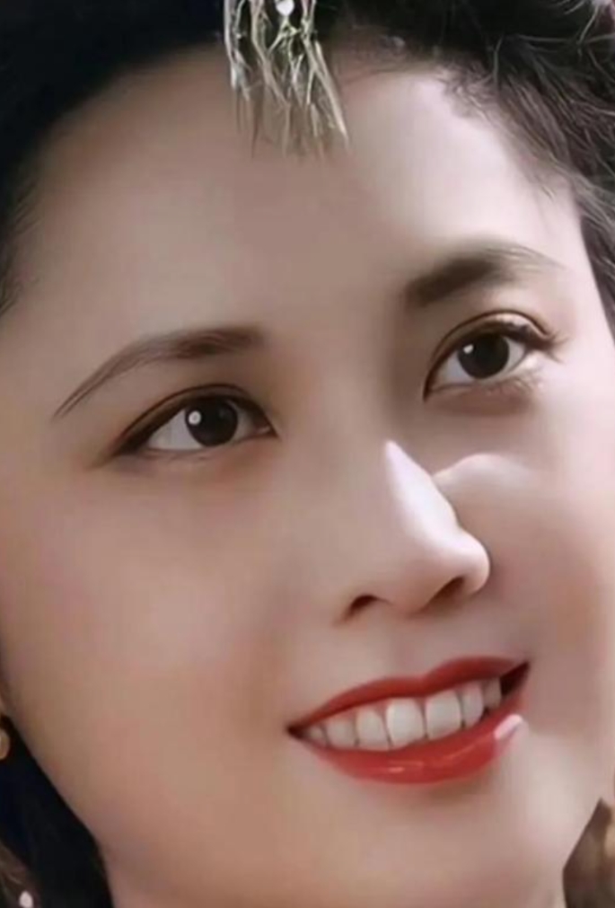 女儿国国王朱琳已经72岁了， 依然气质出众，体态优雅，难怪让唐僧都心动了。小时候