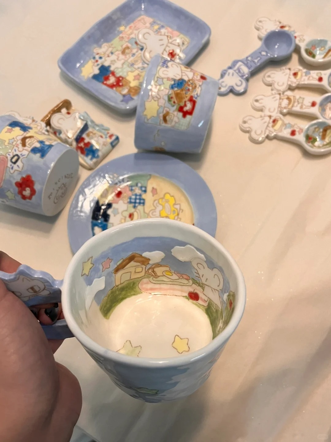 杯子里有什么呀！
杯子里有好大一只张牙舞爪的鼠！！