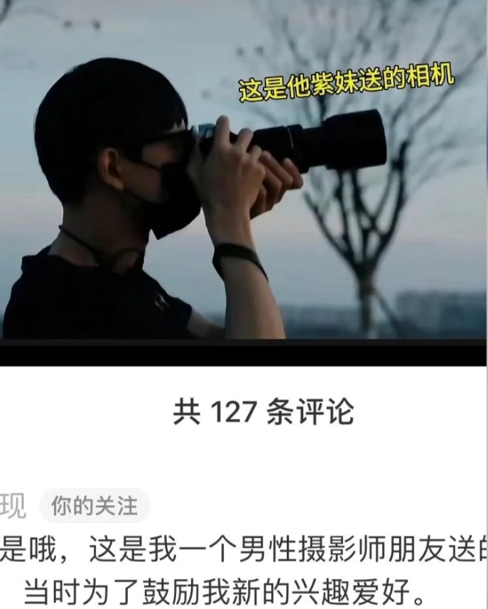 李现相机的由来
李现的相机是由他的一位男性摄影师朋友送的，目的是鼓励他的新兴趣爱