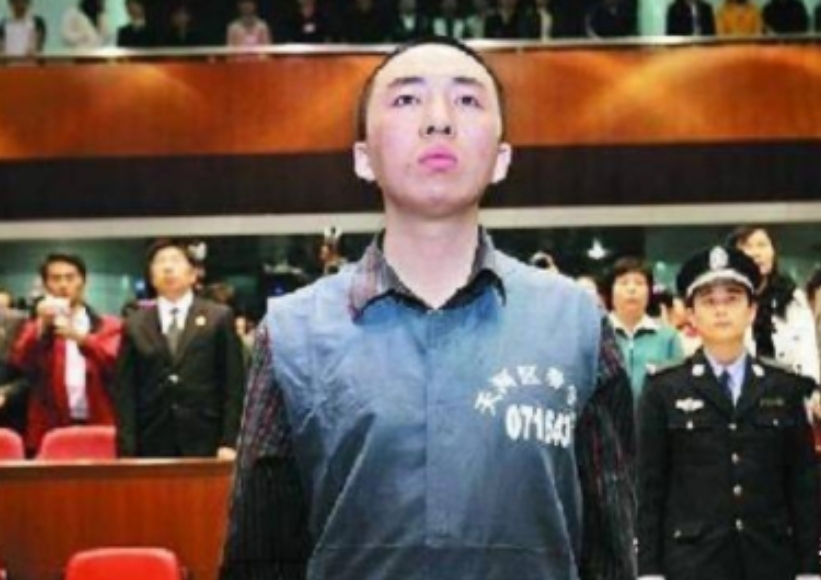 2006年，一名山西小伙因为在故障的ATM机上多取了17万元而被捕，并被一审法院