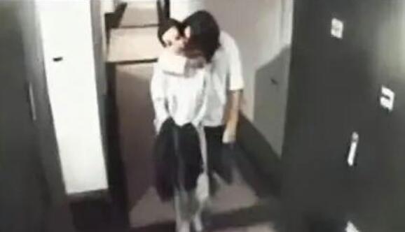 2004年，李冰冰刚出电梯出来，朱孝天就以100米的速度冲出房间去见李冰冰，之后