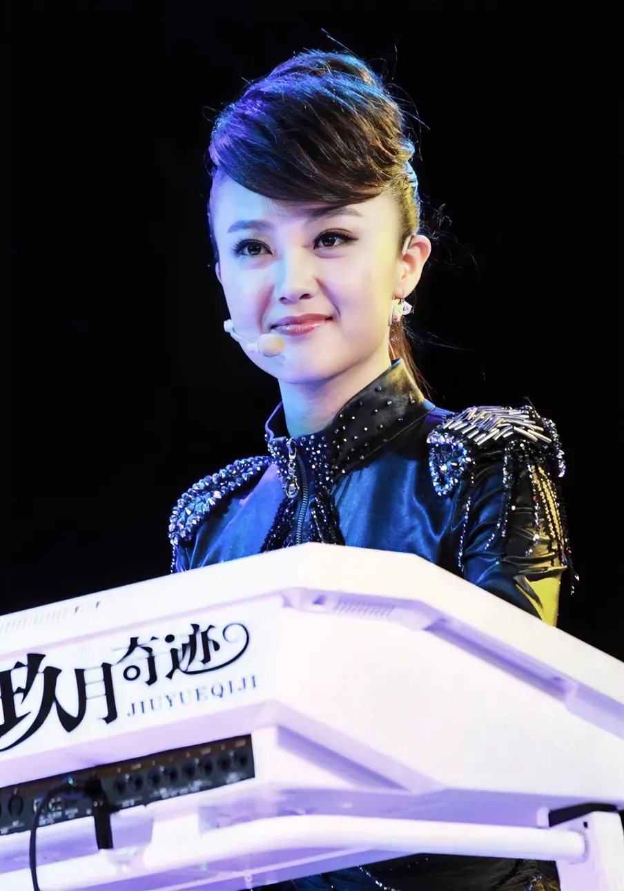 玖月奇迹的王小玮，不光是琴弹的好，而且长得漂亮好看，尤其是她弹奏时的姿势优美流畅