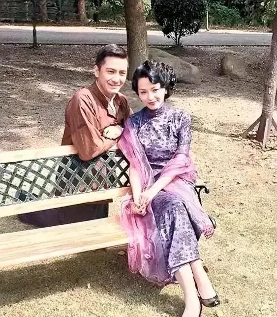 这对明星好漂亮，我认出了帅哥马国明。右边这位美女，谁要能认出来，那真是太厉害了！