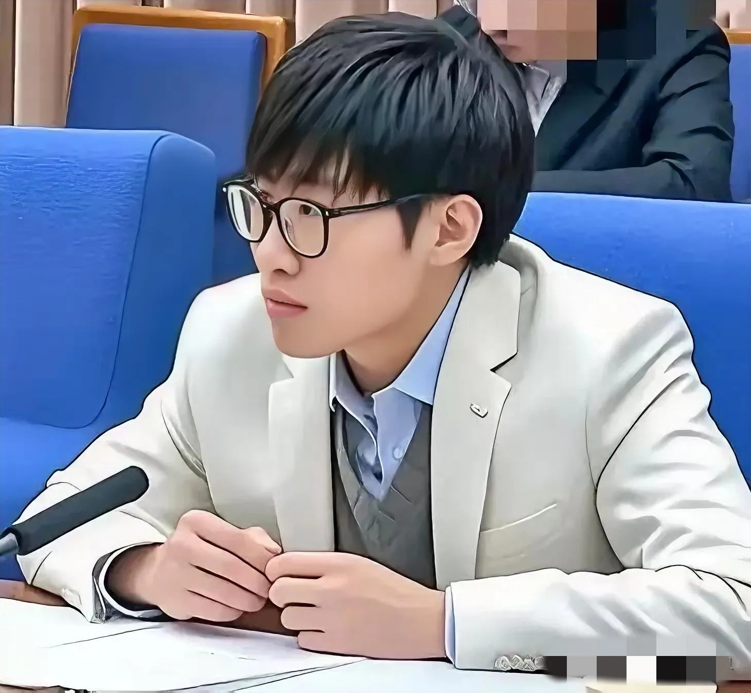深夜实验室监控曝光！这家公司收缴214本护照竟让业绩暴增217%
实验室玻璃门开