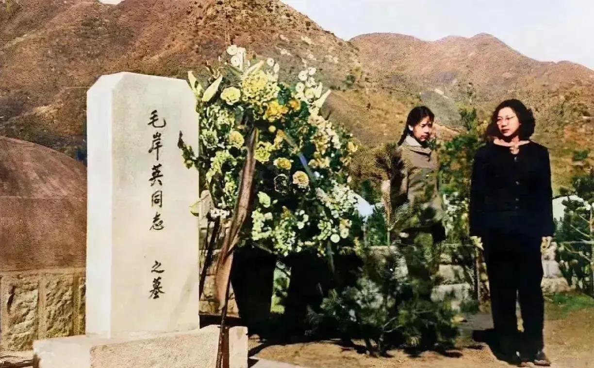 1959年朝鲜桧仓，刘思齐第一次见到赴朝后的岸英。碑文极其简单，除了名字没有任何