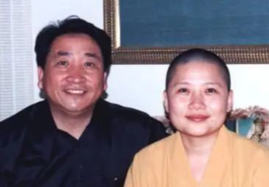 2000年，相声演员姜昆在美国游玩时，偶遇到了早已出家的李娜，出于好奇，姜昆就问