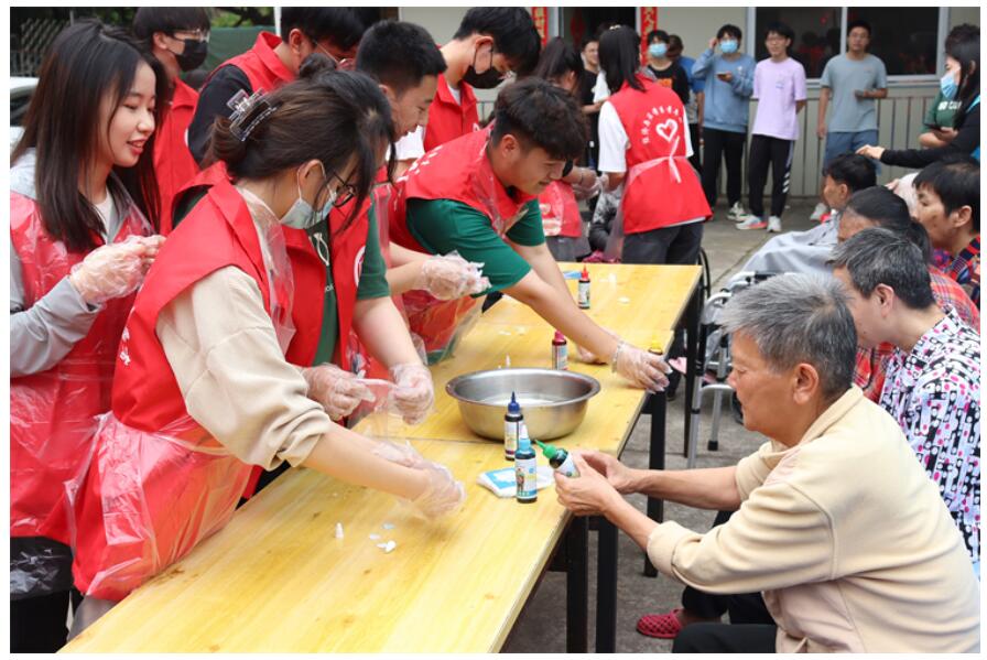 2024年5月12日，这一天阳光明媚，花香四溢，是值得我们深深铭记的第111个母