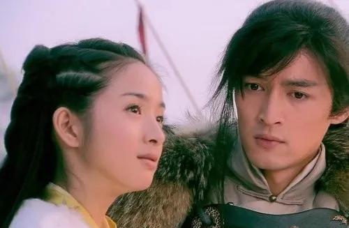 2014年，在林依晨的婚礼上，胡歌对她说：“原谅捧花的我，盛装出席，只为错过你。