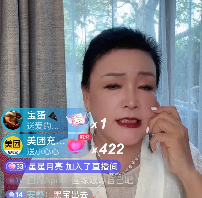 这下子都安生了
张兰直播间终于还是没顶住啊
被投诉直接封禁
张兰旋即在微博留言
