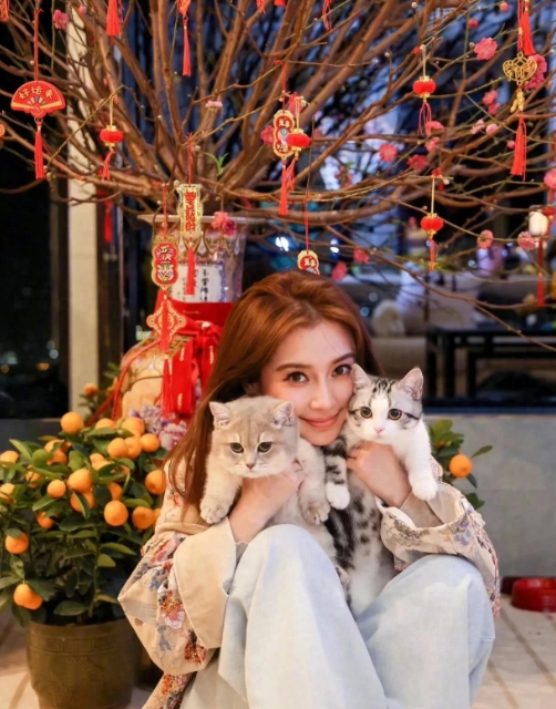 angelababy杨颖在社交平台分享美照。照片中，她坐在桃花树下，穿着新中式衣