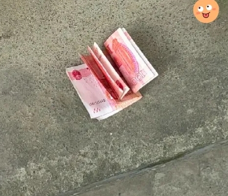 今天吃完晚饭才5点钟，
我就拉着老公出去遛弯
走到村头，他伸手进口
袋掏烟，烟往