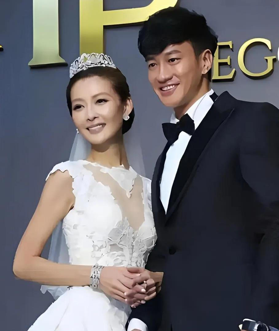 41岁的台湾知名演员何润东与33岁的林姵希共结连理，林姵希虽只有初中学历，出身于