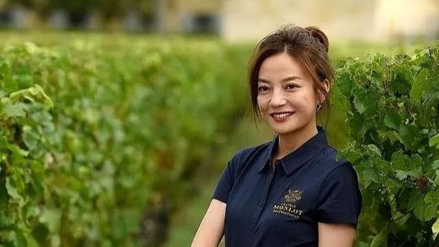 赵薇母亲魏启颖：儿子离婚分钱，女儿消失荧屏，丈夫也去世