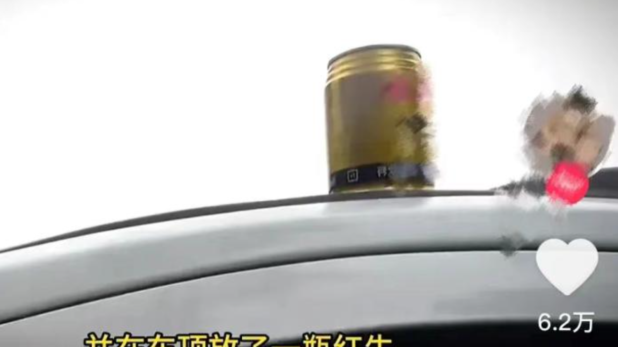 广西一男子，将喝完的功能饮料瓶子顺手放在车顶，然后窝在车里睡觉。突然，一位身材丰