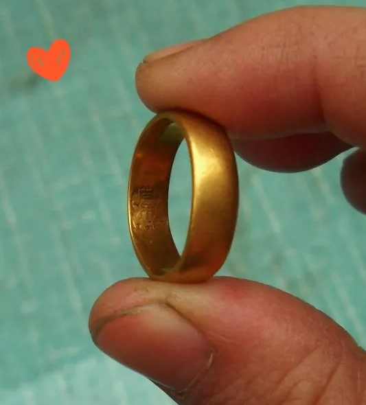我妈有两枚金戒指，给我和姐姐一人一个，给我的时候，我觉得那戒指不好看，就说还是老