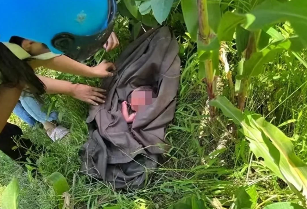 小女孩，必有后福！四川一婴儿被村民捡到，民政局称脐带胎盘未剪，身上大面积晒伤。这