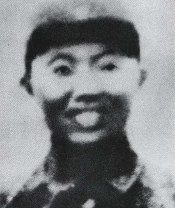 1942年，神枪手王凤麟遭叛徒出卖，被日军围在山上，打到只剩一颗子弹时，他犹豫了