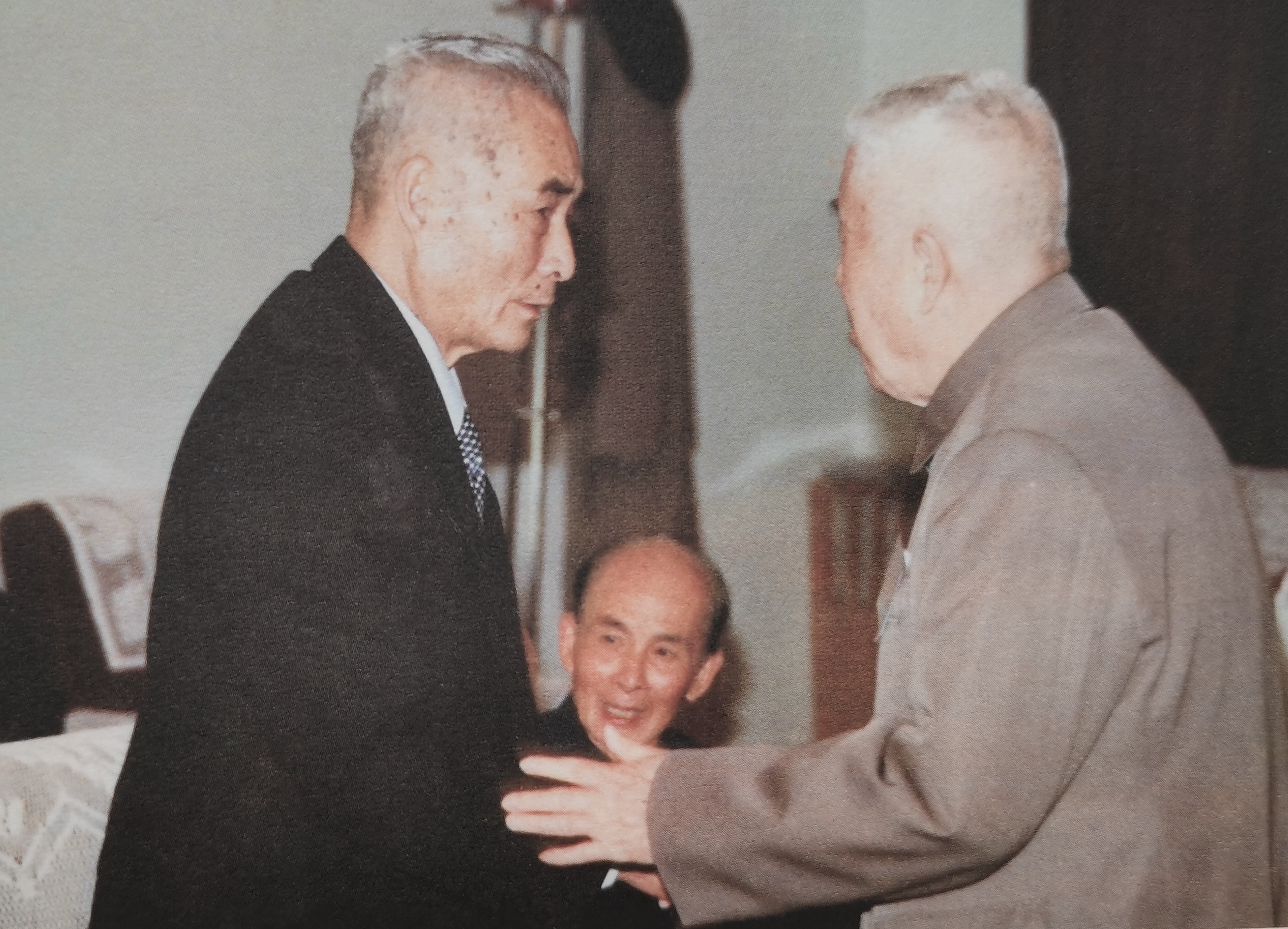 这是1986年11月，两位国民党名将罕见合影。右边是郑洞国，他在辽沈战役中放下武