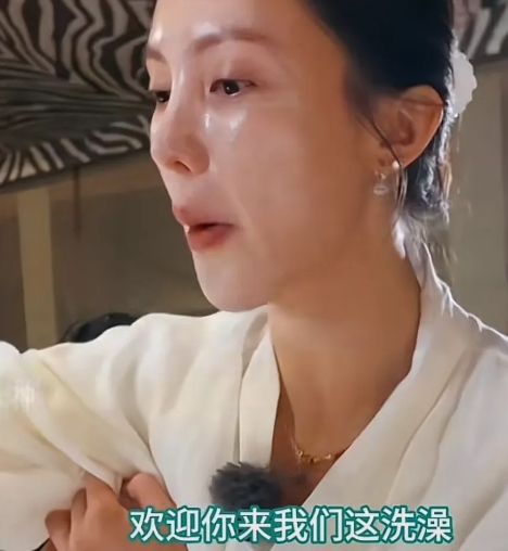 荣梓杉的“社死”瞬间：我自己洗！