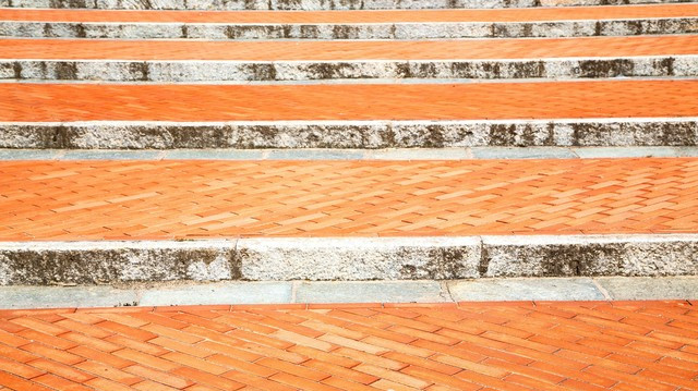 当年父亲下葬时邻居堵了路，去年他家办丧事，邻居主动找上了门