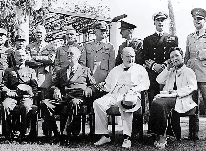 为啥说蒋介石毫无战略眼光呢？
1943年11月，在开罗会议期间发生了一场极其重要
