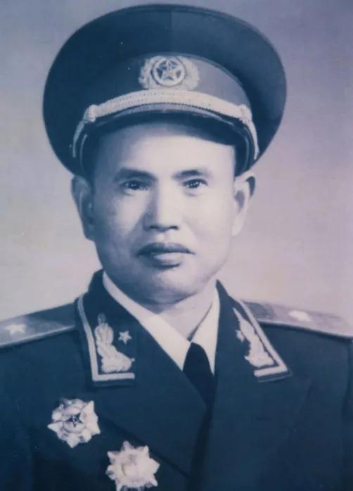 1938年，八路军打退日军进攻后，营长王耀南突然下达了一个奇怪的命令：“大家快冲
