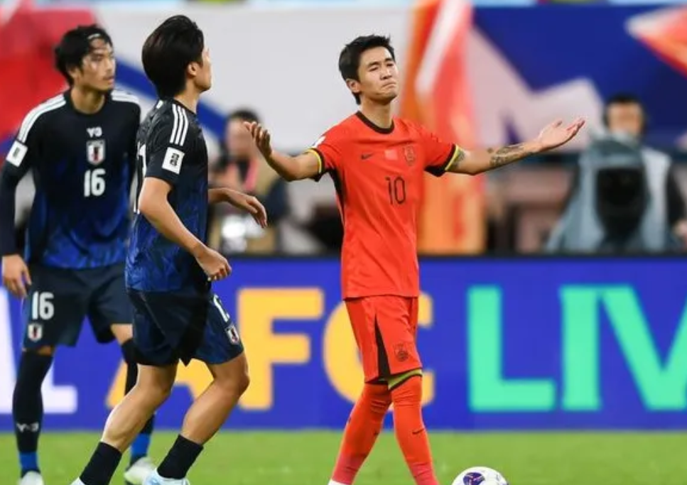 韦世豪心有余而力不足！
国足1比3输给日本，韦世豪下半场助攻林良铭进球。本场比赛