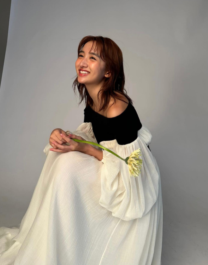 她是香港著名女星柏安妮的女儿，她今年都已经19岁，看起来比妈妈年轻时候还要漂亮