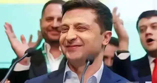 泽连斯基总统任期届满了。
​但是，他又连任了，尽管没有大选。只要战争没结束，他就