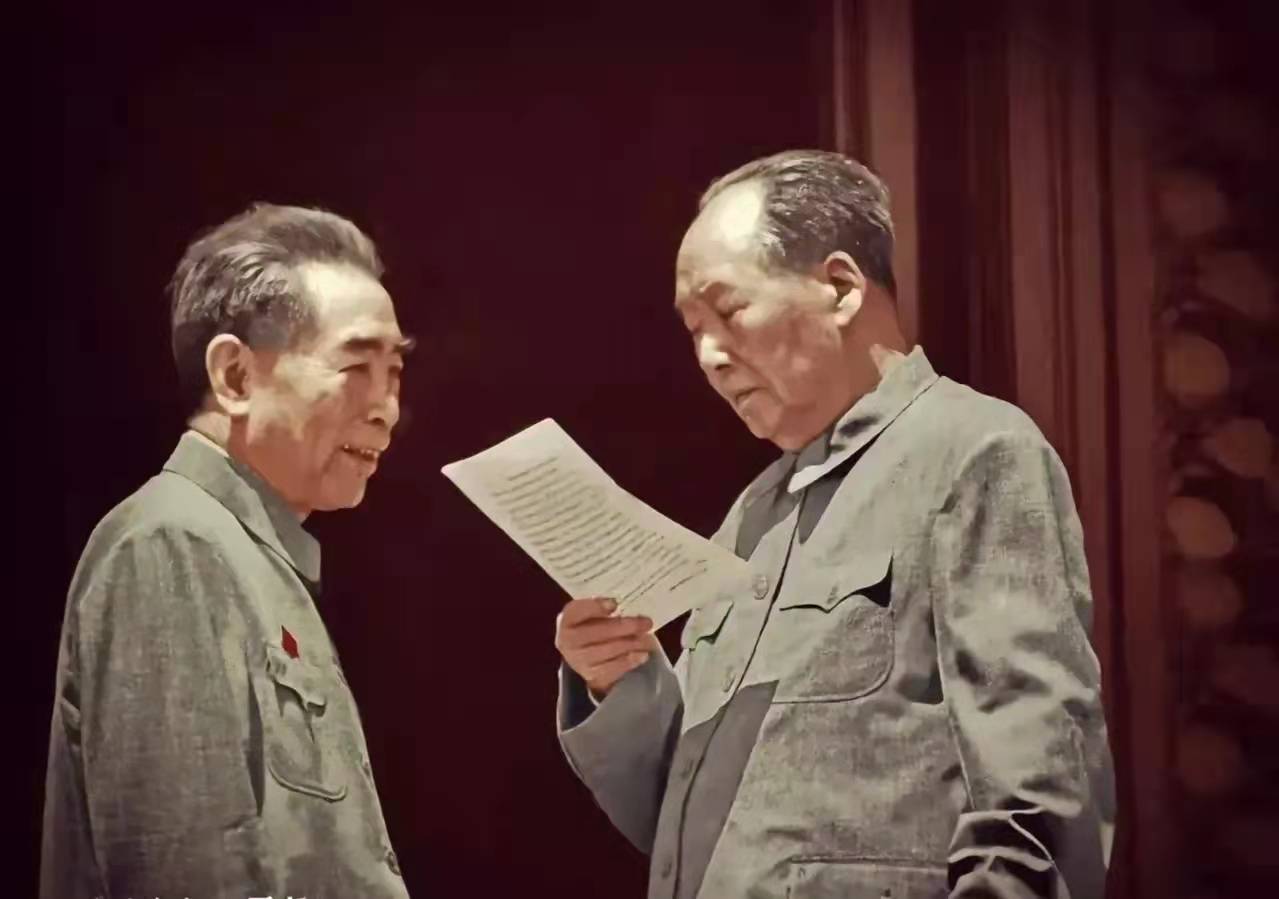 1974年底，周总理抱病飞赴长沙，向毛主席汇报工作，和第四届人大会的准备情况。毛