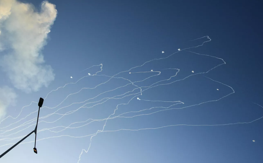 美国突然警告以色列，伊朗导弹雨可能将铺天盖地而来！前面伊朗否认了向黎巴嫩派兵的可