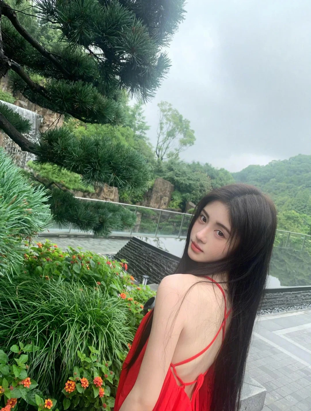 鞠婧祎出片永远自带氛围感，清爽吊带妆容卷幼态！