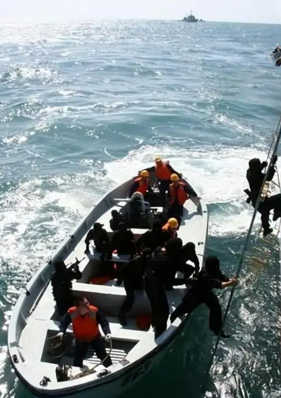 为何海员过海盗区不能配枪？

以前是配枪的，不光是远洋船，只要能出海，都有枪。还