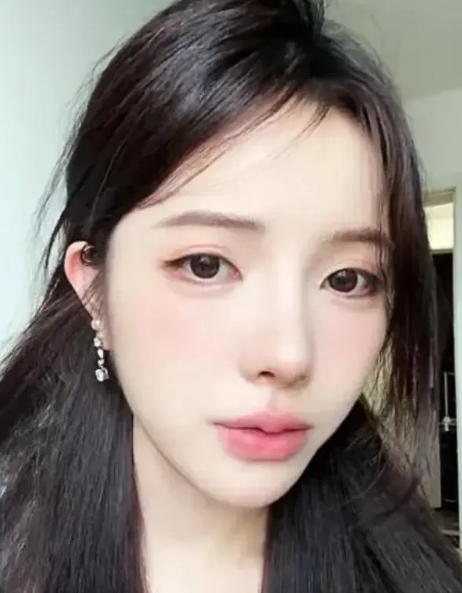 死者是号称“虎牙女主播酷萱”的女网红，年仅25岁，目前拥有一万粉丝。

凶手27