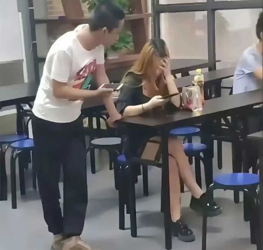 表弟太勇了，上去要了微信