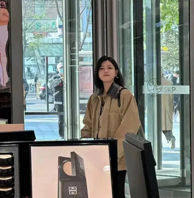 陈妍希逛街被偶遇！海军衫超短裙显嫩，一身穿搭超10万劝退路人！虽然她个子不高但皮