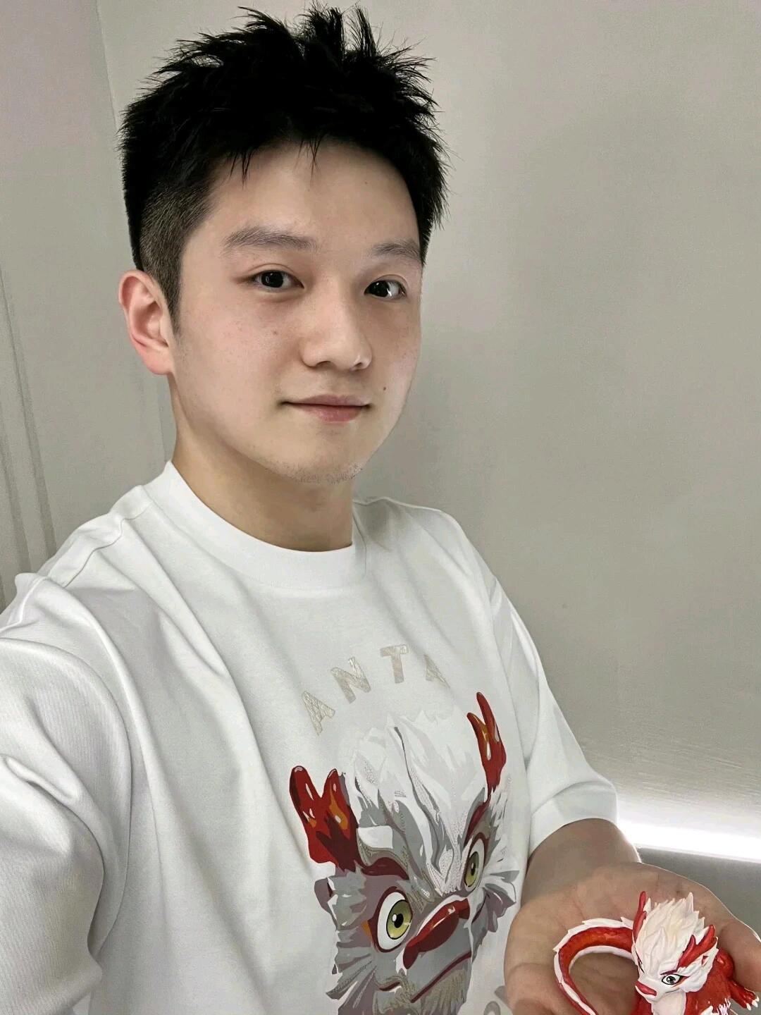 樊振东竟被赌王四太拉住合影啦！