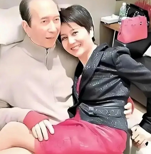 鲁豫问梁安琪：“你们四个人见何鸿燊的时间表是怎么排的？”

梁安琪说：“我们每两
