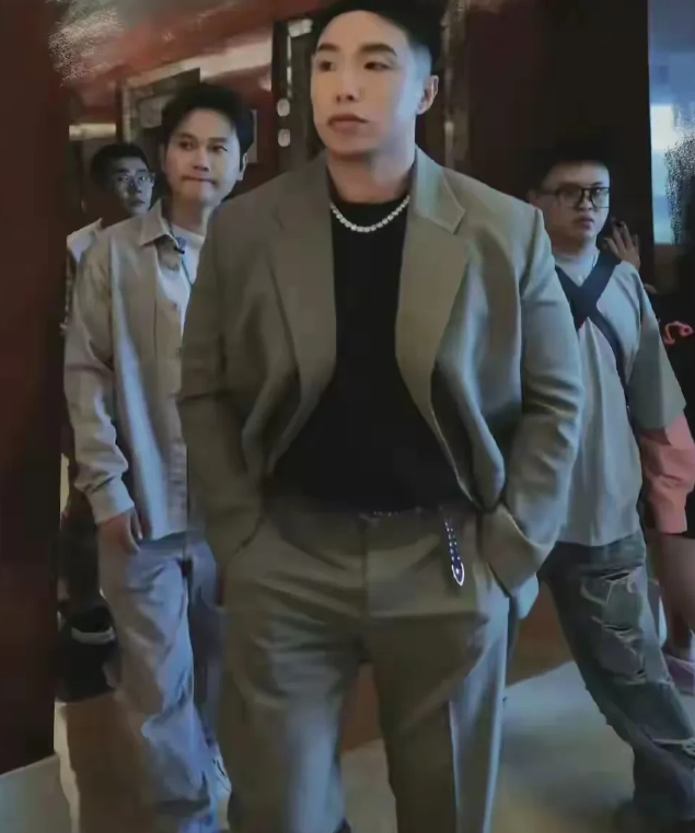 烧饼成饼总了，直接晋升德云社副总，这说明跟对人的重要性。

如果他不去德云社，以