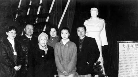 1995年12月24日，毛主席的侄子毛远新等在韶山，毛主席102年诞辰日，毛远新