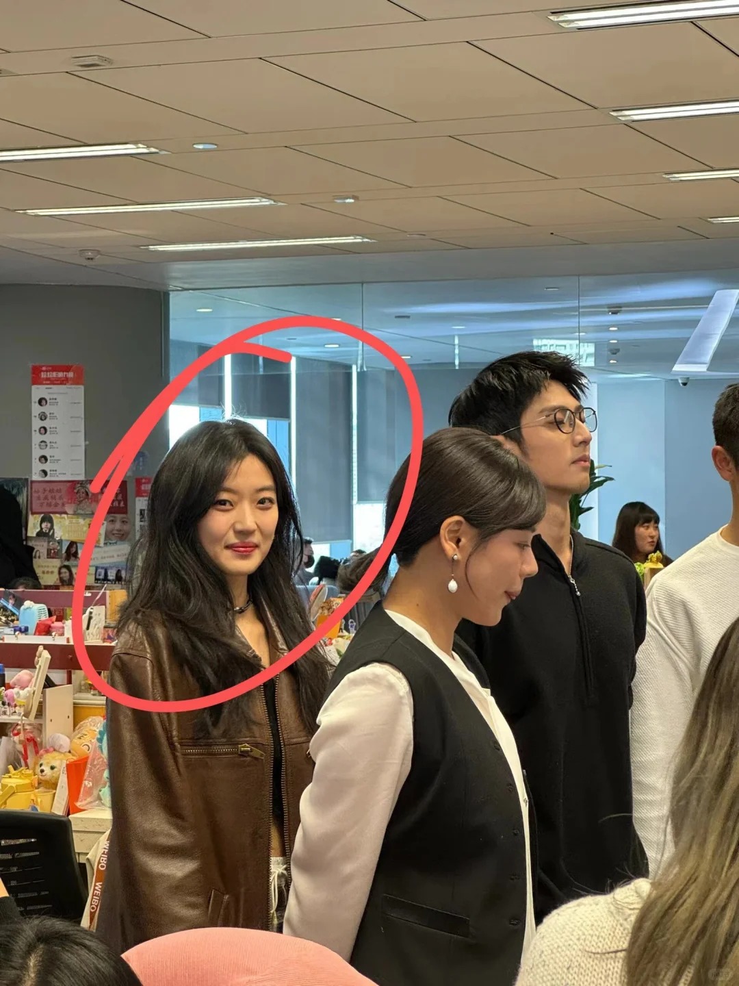 真无语..这颜值不适合娱乐圈吧...
她身上的松弛感真是内娱独一份的，个人社交帐