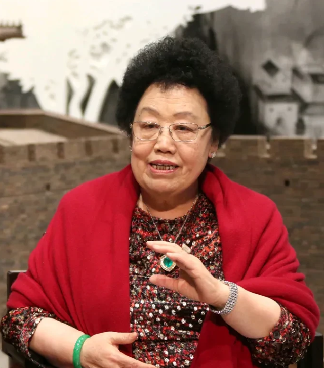 一次，主持人好奇地问陈丽华:“你家的钱，是谁管？”陈丽华说:“我家的钱是保姆阿姨