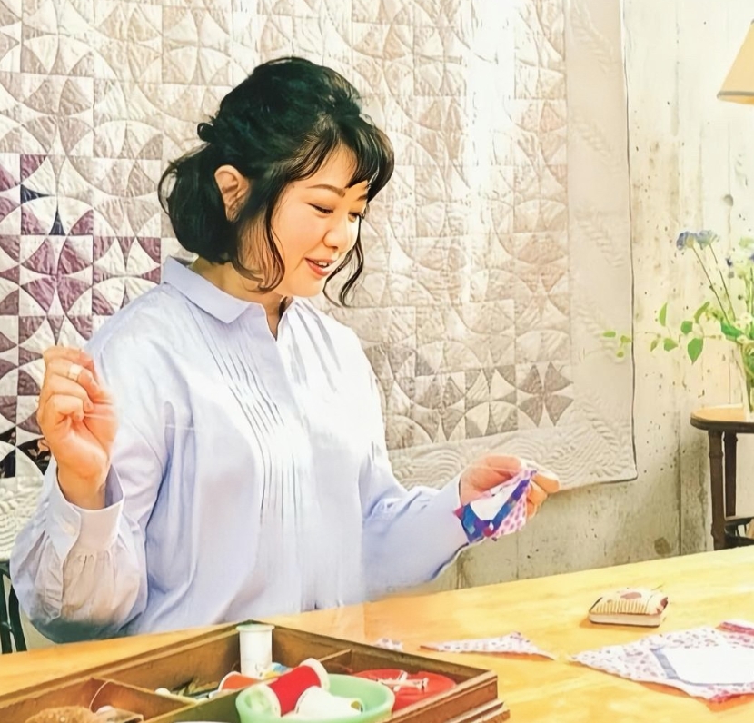 曾经红透东南亚的山口百惠，如今化身拼布艺术家三浦百惠。镜头下的她身穿简单舒适的衬
