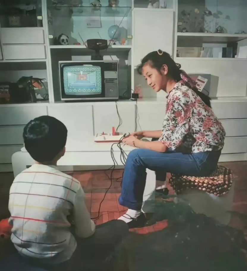 打游戏的姐弟俩，你知道是什么游戏吗？