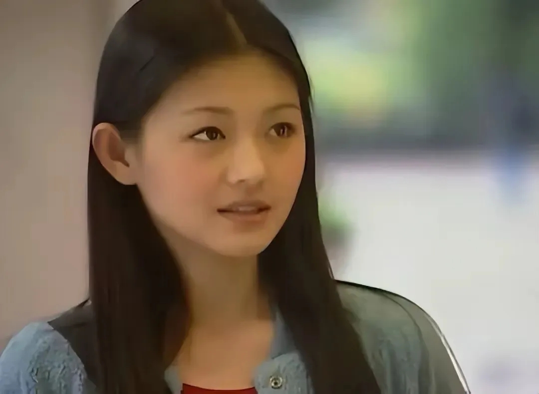 大S离世时，女儿小钥儿紧紧的抓住妈妈的手，放声大哭。
这是大S离世后，好友吴佩慈