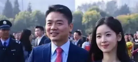 刘强东应该是普通男人奋斗的天花板！
他创办的京东集团市值将近5000个亿，个人身