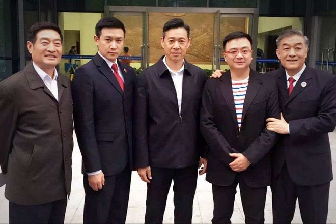 陆毅居然没站C位，中间是谁呀？叫啥名忘了，感觉他是九十年代最硬朗的男演员，而且越
